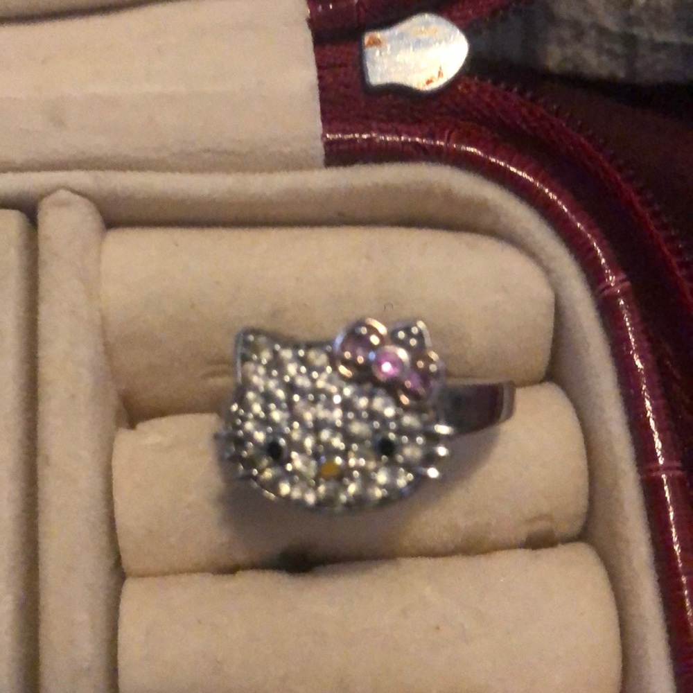Amazing hello Kitty Ring. Silver and pink